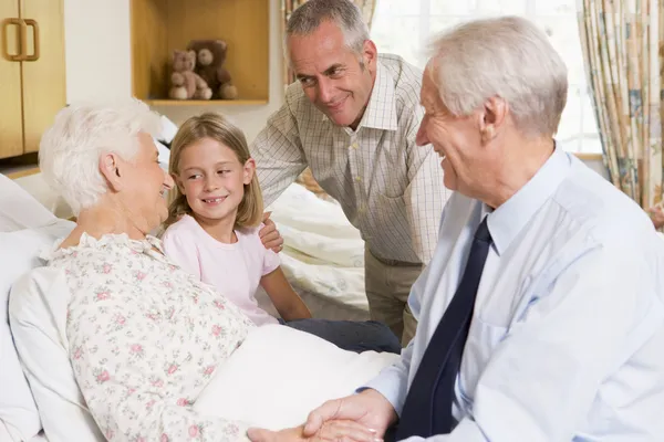 Famiglia Seduta Con Anziana Donna Ospedale — Foto Stock