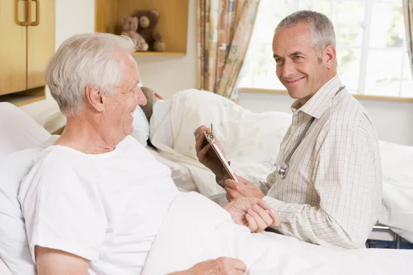Doctor Checking Up On Senior Man — Stock Photo, Image
