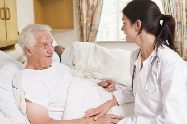 Medico Parlando Con Uomo Anziano — Foto Stock