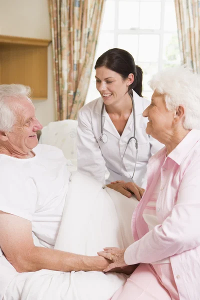 Läkare pratar med senior mannen och hans hustru — Stockfoto