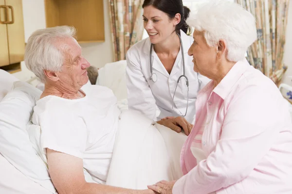 Arzt Gespräch Mit Senioren Paar — Stockfoto