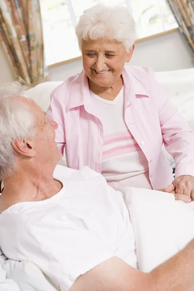 Äldre Kvinna Besöka Sin Man Sjukhus — Stockfoto