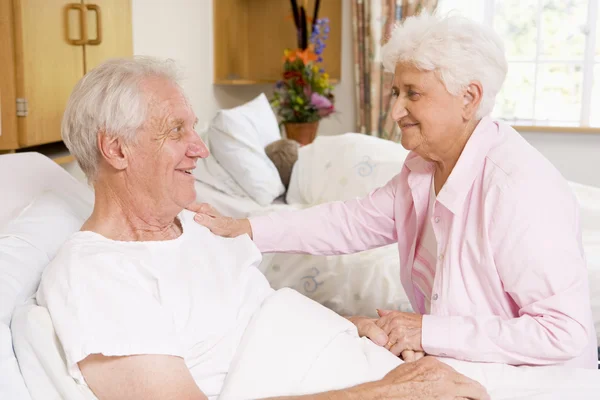 Seniorenpaar sitzt zusammen im Krankenhaus — Stockfoto