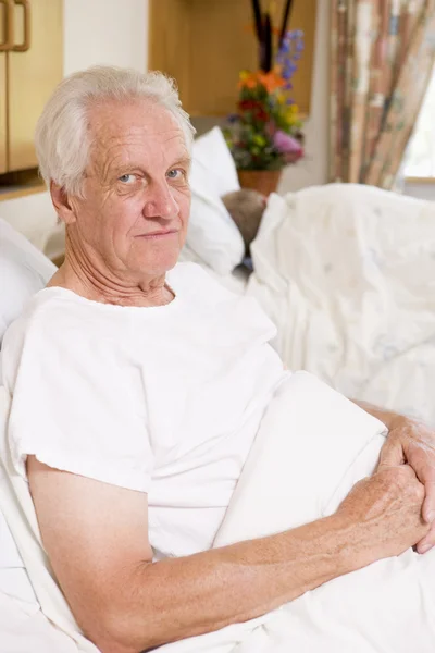 Ανώτερος Άνθρωπος Που Κάθεται Στο Κρεβάτι Του Στο Νοσοκομείο — Φωτογραφία Αρχείου
