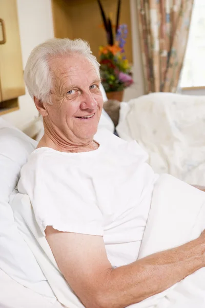 Ανώτερος άνθρωπος που κάθεται στο κρεβάτι του στο νοσοκομείο — Φωτογραφία Αρχείου