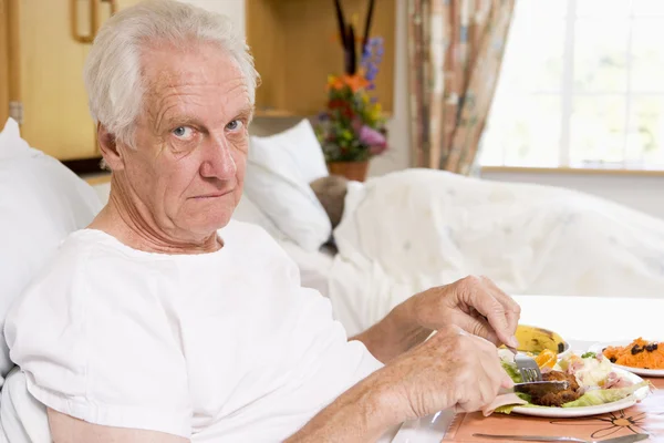 Старший Человек Ест Больничную Еду Постели — стоковое фото