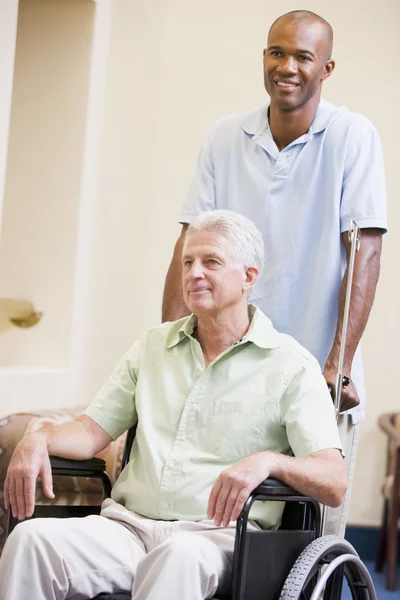Pielęgniarka Pchania Człowieka Wózku Inwalidzkim — Zdjęcie stockowe