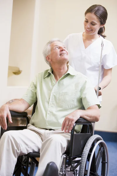 Enfermeira Empurrando Homem Cadeira Rodas — Fotografia de Stock