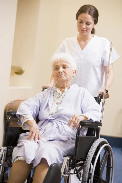 Verpleegkundige Duwen Senior Vrouw Rolstoel — Stockfoto