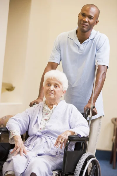 Pielęgniarka Pchania Starszy Kobieta Wózku Inwalidzkim — Zdjęcie stockowe