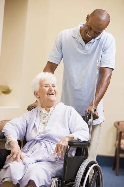 Pielęgniarka Pchania Starszy Kobieta Wózku Inwalidzkim — Zdjęcie stockowe
