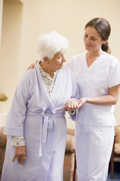 Krankenschwester Hilft Seniorin Beim Gehen — Stockfoto