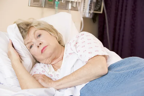 Starszy Kobietę Leżącą Łóżku Szpitalu — Zdjęcie stockowe