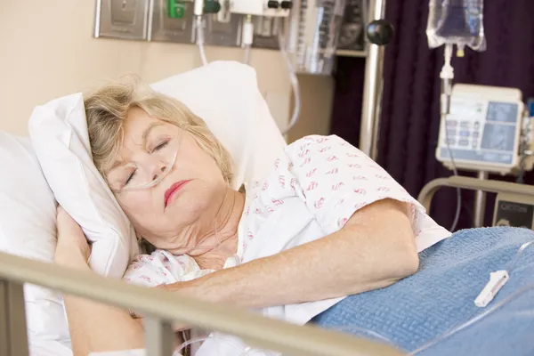 Hastane yatağında uyuyan kadın kıdemli — Stok fotoğraf