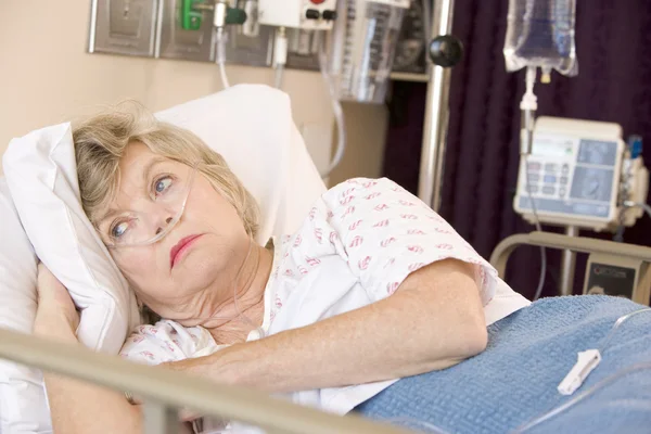 病院のベッドで横になっている年配の女性 — ストック写真