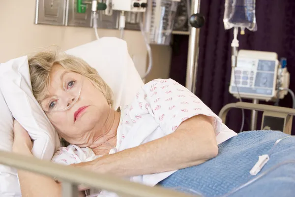 Senior mulher deitada na cama do hospital — Fotografia de Stock