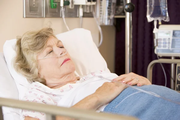 Starszy Kobieta Spanie Szpitalnym Łóżku — Zdjęcie stockowe