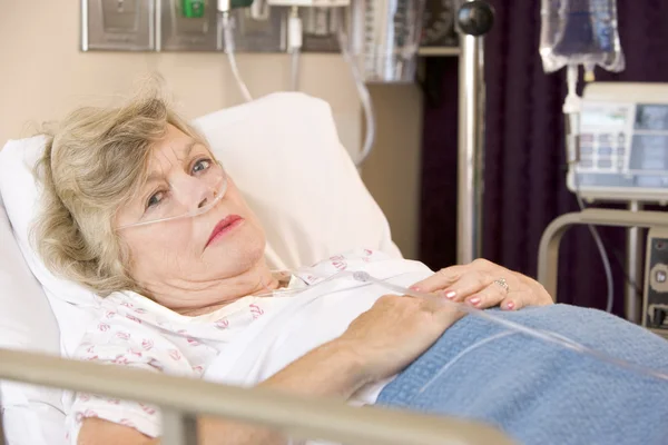 Старшая женщина спит в больничной койке — стоковое фото