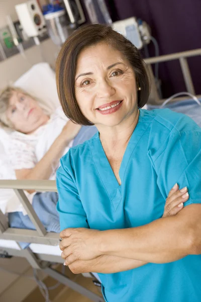 医生站在手臂交叉在她的病人房间 — 图库照片
