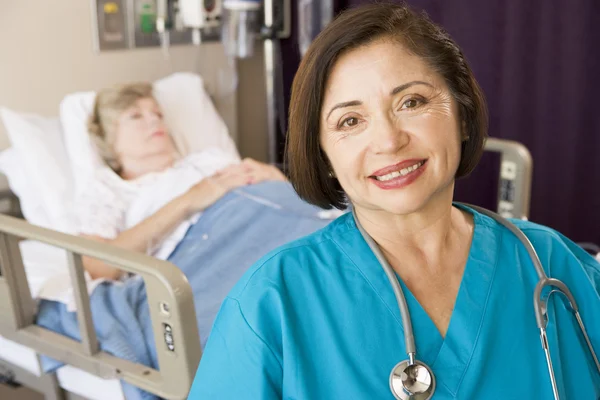 Doctor Standing In Patients Room — Stock Photo, Image