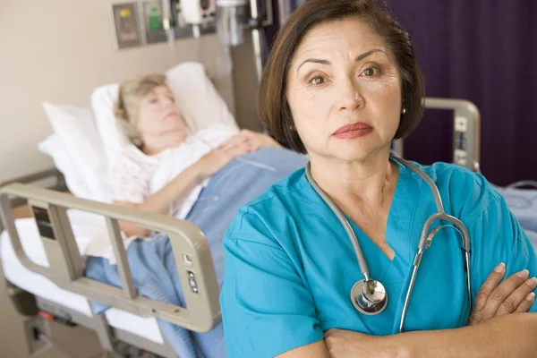 Médico de pie con los brazos cruzados en la sala de pacientes — Foto de Stock