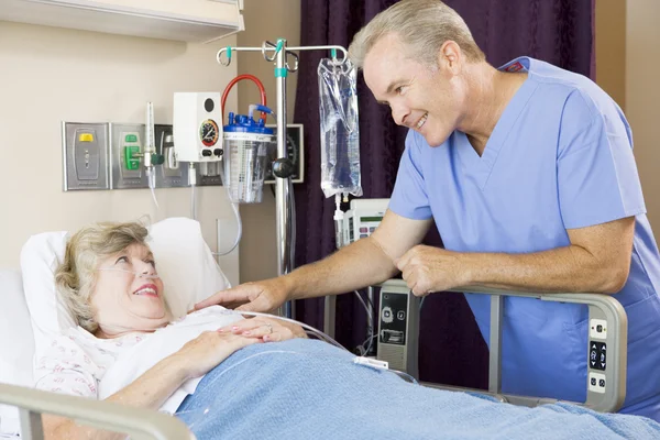 Doctor Checking Up On Patient — Stock Photo, Image