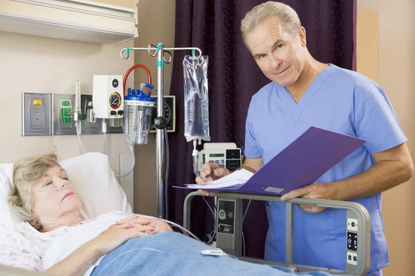Doctor Making Notes About His Patient — Stock Photo, Image