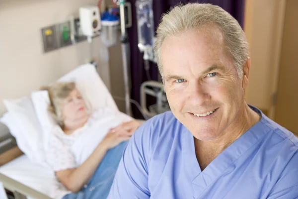 Lekarz Stoi Uśmiechający Się Pomieszczeniu Pacjentów — Zdjęcie stockowe