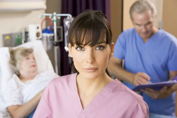 Медсестра Стоящая Больничной Палате Доктор Делает Заметки Пациенте — стоковое фото