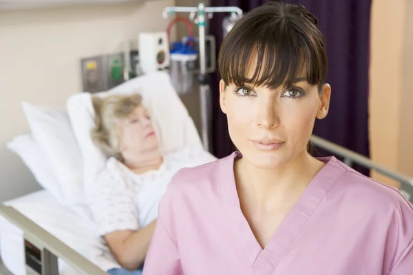 Krankenschwester steht im Patientenzimmer — Stockfoto