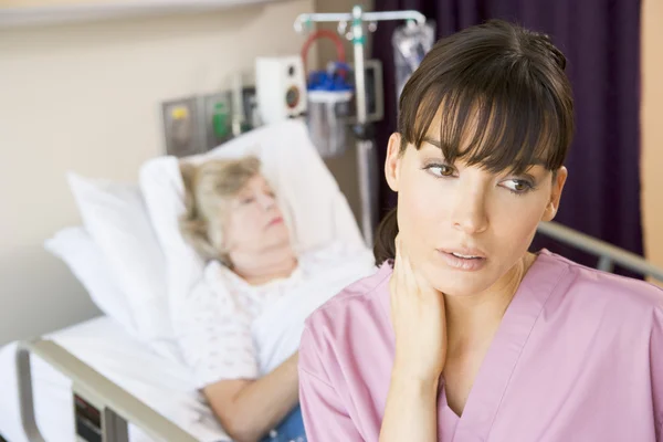 Hastane Odasında Duran Hemşireyi Seyir Yorgun — Stok fotoğraf