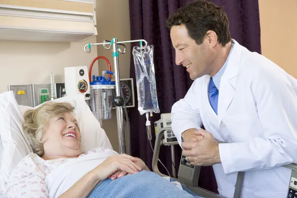 Doctor Talking To Patient — Stock Photo, Image