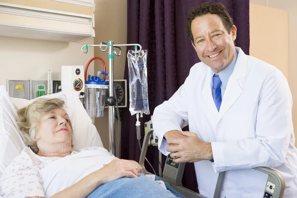 Doctor Checking Up On Patient In Hospital — Stock Photo, Image