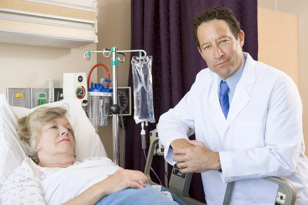 Doctor Checking Patient Hospital — Stock Photo, Image