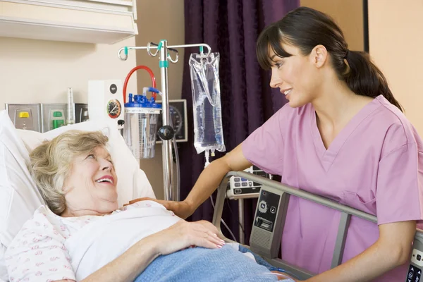 Krankenschwester spricht mit Seniorin — Stockfoto