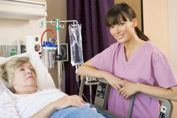 Sjuksköterska Kontrollera Upp Patienten — Stockfoto