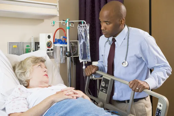 Doctor Checking Patient Hospital — Stock Photo, Image