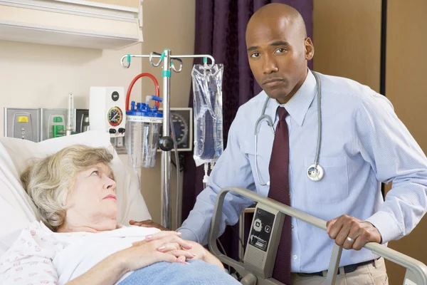 Doctor Checking Up On Patient,Looking Serious — Stock Photo, Image