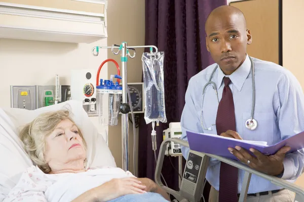 Doctor Making Notes About Patient,Looking Serious — Stock Photo, Image