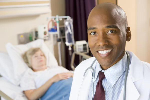 Läkare leende i patienter rum — Stockfoto