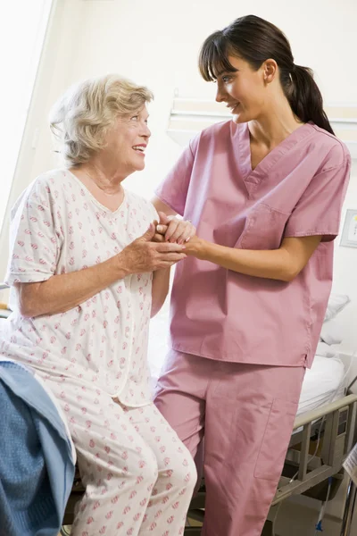 Медсестра Помогает Пожилой Женщине Идти — стоковое фото