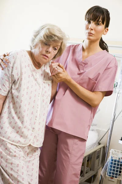 Enfermera Ayudando Mujer Mayor Caminar — Foto de Stock