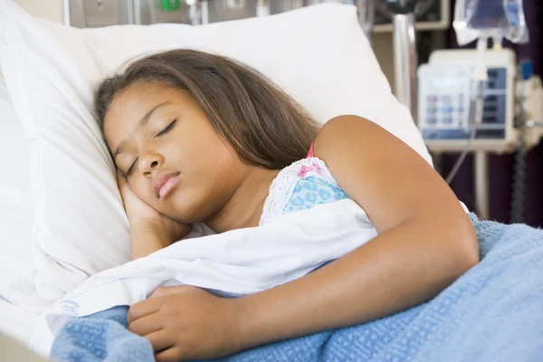 在医院的床上睡觉的小女孩 — 图库照片