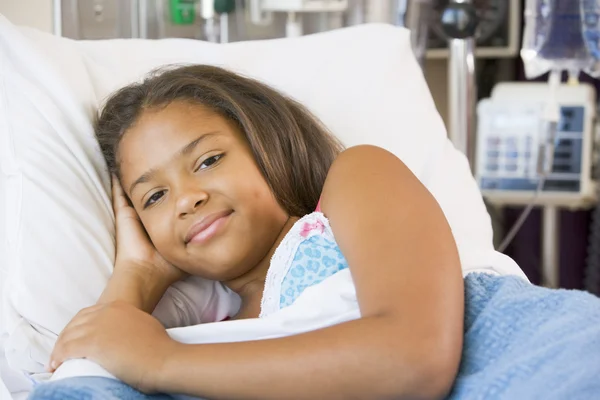 在医院的床上休息的年轻女孩 — 图库照片