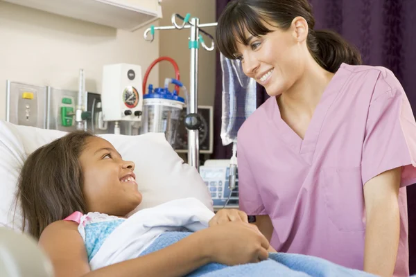 Pielęgniarka mówi do młodego pacjenta — Zdjęcie stockowe