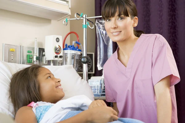 Enfermeira Verificando Jovem Paciente — Fotografia de Stock