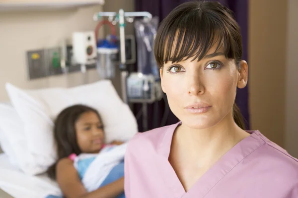 Hastane odasında duran hemşireyi — Stok fotoğraf