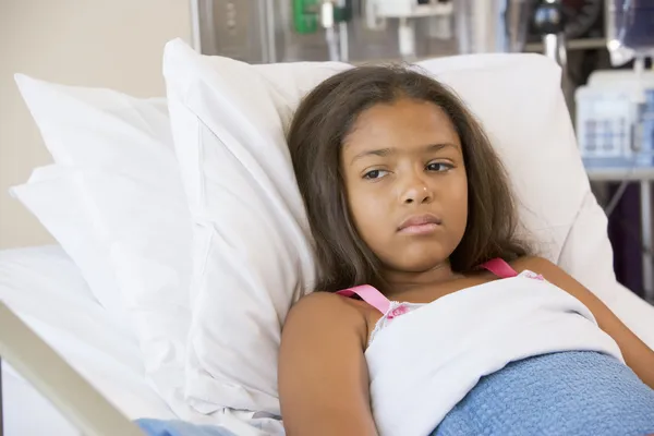Молодая Девушка Лежит Больничной Койке — стоковое фото