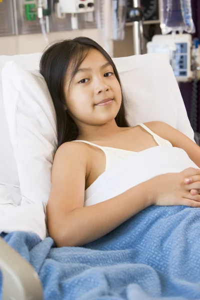 年轻的女孩躺在医院的床上 — 图库照片