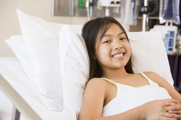 Młoda Dziewczyna Uśmiechając Się Szpitalnym Łóżku — Zdjęcie stockowe